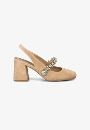 Beige suède slingback schoen met een blokhak, voorzien van een decoratieve band met heldere edelstenen en ronde accenten bij de teen.