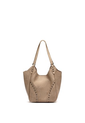 Beige lædertaske med to skulderremme og dekorative sorte nitter langs frontens sømme, sat op mod en hvid baggrund.