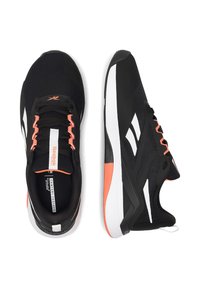 Meeste Reeboki kingad musta võrgumaterjalist ülaserval, oranžide aktsentidega ja valge vaheosaga. Varustatud paeltega kinnitusega ja tekstuursete külgedega.