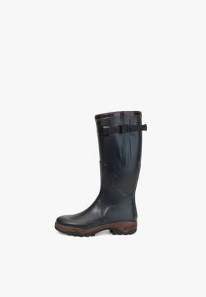 Musta vedenpitävä kumisaapas, jossa on sileä pinta, ruskea pohja ja solkikoriste yläosassa. Saappaassa on tukea antava rakenteellinen muotoilu.