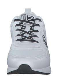 Białe sportowe sneakersy z gładkiej skóry, czarne sznurówki, wyściełany kołnierz i czarna podeszwa. Na boku znajduje się logo.