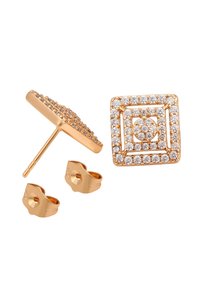 Guldtonede kvadratiske studs med et lagdelt design, prydet med flere klare krystaller, har en sikker ryg for slid.