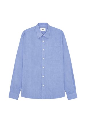 Camicia azzurro chiaro a maniche lunghe con bottoni, colletto appuntito e una tasca sul petto, distesa su uno sfondo bianco.