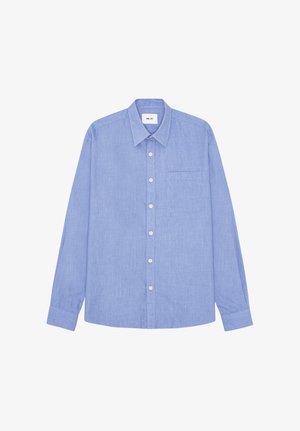 Camicia azzurro chiaro a maniche lunghe con bottoni, colletto appuntito e una tasca sul petto, distesa su uno sfondo bianco.
