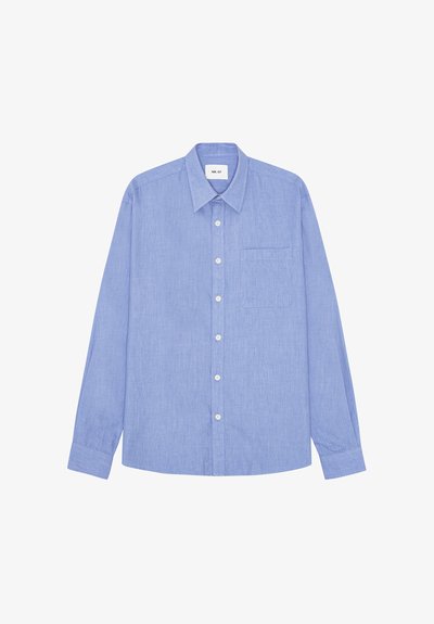 Camicia azzurro chiaro a maniche lunghe con bottoni, colletto appuntito e una tasca sul petto, distesa su uno sfondo bianco.