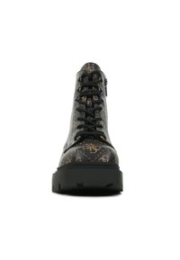 Stivaletti neri alla caviglia con finitura testurizzata e motivi dorati, con lacci frontali, cerniera laterale e suola nera spessa.