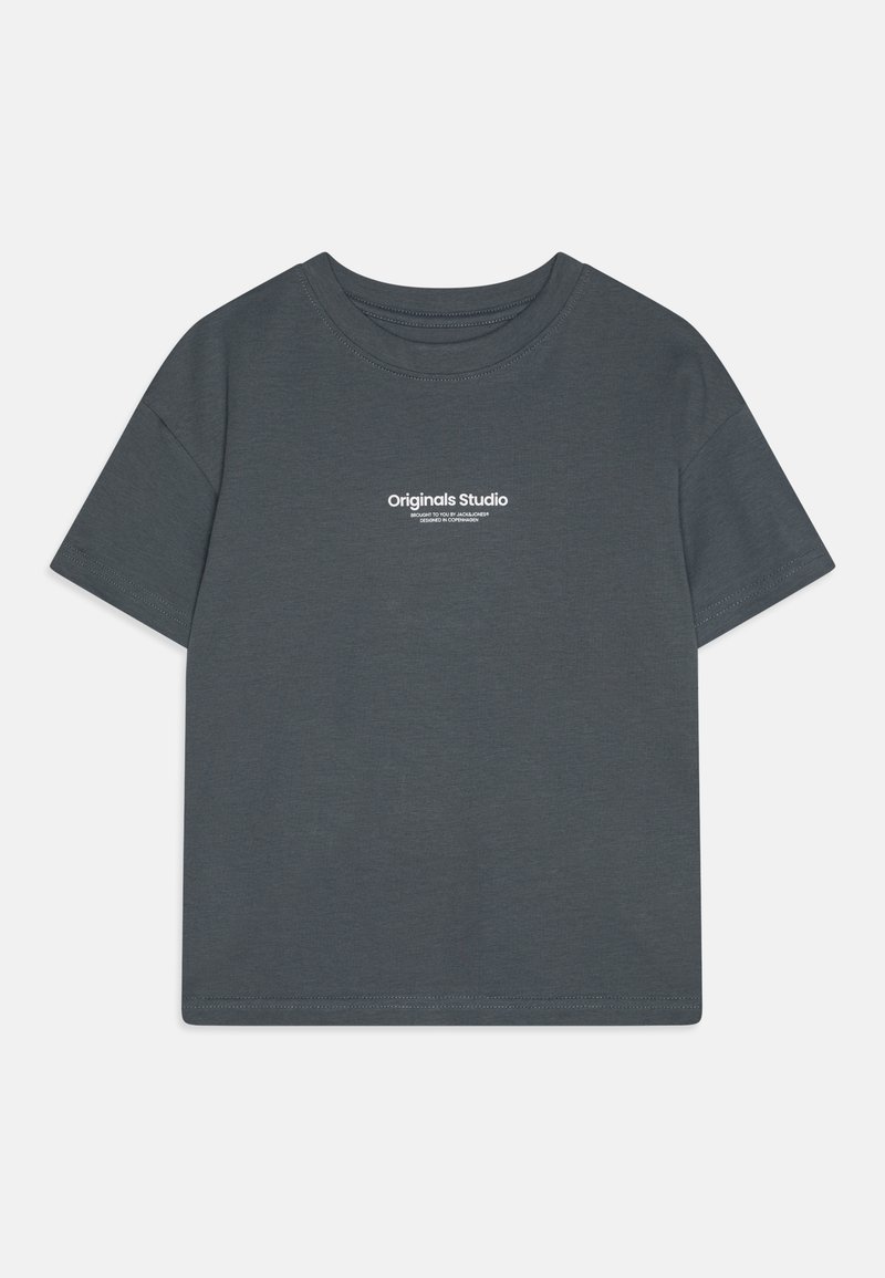 Tamsiai pilka medvilninė marškinėliai su apvalia iškirpte, trumpomis rankovėmis ir mažuoju baltu "Originals Studio" logotipu krūtinėje. Lygus paviršius.