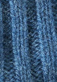 Tessuto lavorato a maglia di un profondo blu, con una texture a coste verticali caratterizzata da fibre sottili e pelose e sottili variazioni di colore intrinseche.