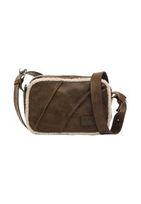 Borsa a tracolla in pelle marrone con rifiniture in shearling, forma rettangolare, tracolla regolabile e accenti di texture diagonali sulla parte frontale.