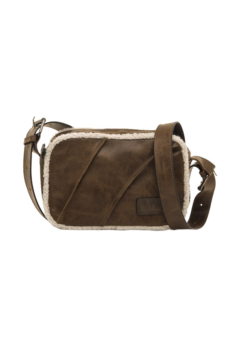 Borsa a tracolla in pelle marrone con rifiniture in shearling, forma rettangolare, tracolla regolabile e accenti di texture diagonali sulla parte frontale.