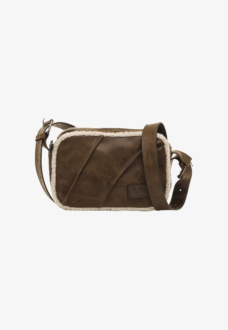 Borsa a tracolla in pelle marrone con rifiniture in shearling, forma rettangolare, tracolla regolabile e accenti di texture diagonali sulla parte frontale.