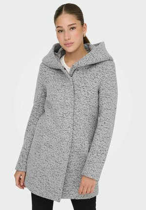 Manteau à capuche gris en tissu texturé, doté d'un large col, d'une fermeture par boutons à l'avant et de manches longues. Design simple et moderne.