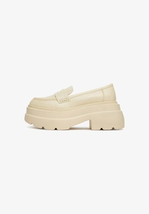 Hellbeige Plateau-Loafer aus glattem Leder, mit abgerundeter Zehenpartie und dicker, strukturierter Sohle mit ausgeprägtem Profil.