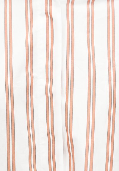 Λευκό ύφασμα με κάθετες ροδακινί ρίγες που περιγράφονται από λεπτές μαύρες γραμμές, δημιουργώντας ένα επαναλαμβανόμενο μοτίβο σε όλο το υλικό.