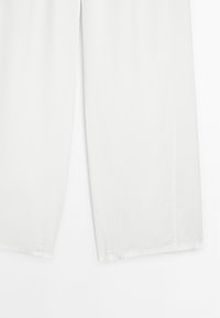 Witte broeken met wijde pijpen van lichte stof. Kenmerkt zich door een soepele textuur en een rechte zoomlijn met subtiele stikseldetails.