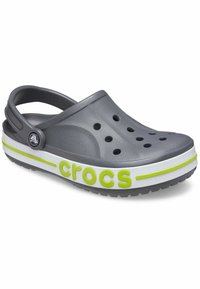 Szare gumowe klapki z otworami wentylacyjnymi, biała podeszwa środkowa i neonowo-zielona marka "crocs". Posiadają regulowany pasek na pięcie.