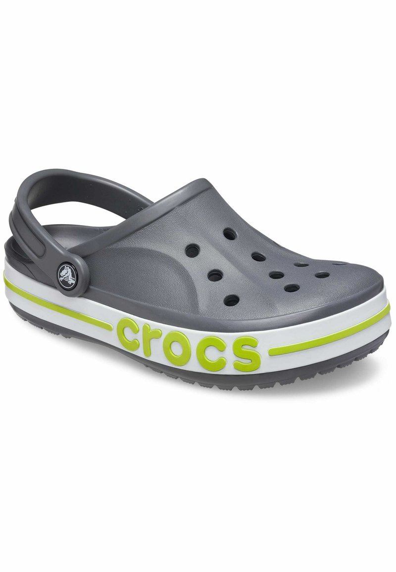 Grijze rubberen klomp met ventilatiegaten, witte tussenzool en neon groene "crocs" branding. Beschikt over een verstelbare hielband.