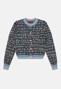 Strickcardigan mit einem marineblauen und hellblauen Muster aus geometrischen Formen, runden rosa Knöpfen und gerippten Bündchen und Saum.