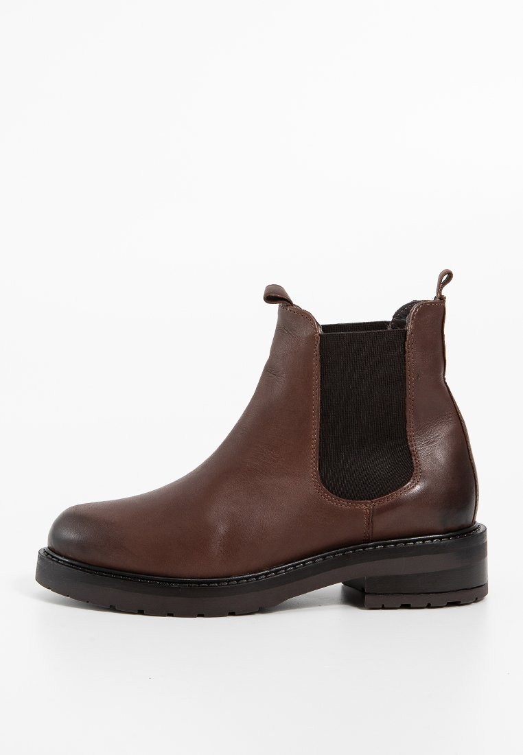 Braune Leder Chelsea-Boots mit elastischen seitlichen Einsätzen, abgerundetem Zehenbereich, Zuglasche, strukturierten Akzenten und einer klobigen schwarzen Sohle.