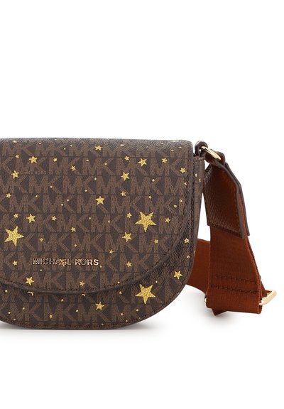 Καφέ τσάντα Michael Kors χιαστί με χρυσά σχέδια αστεριών και φαρδιά ρυθμιζόμενη καφέ λουράκι.