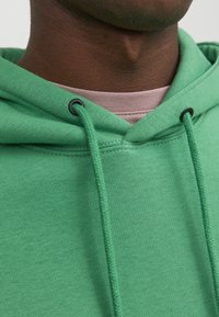 Jack & Jones JJESTAR  NOOS - Felpa con cappuccio - green bee