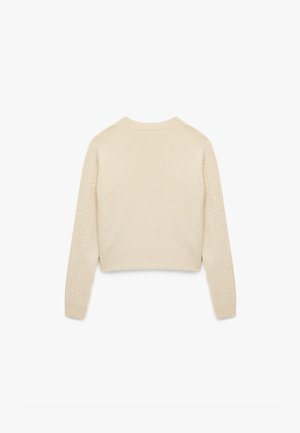 Crème-kleurige cropped trui met een textuur in het lichaam en kabelbreisels in de mouwen, afgewerkt met geribbelde boorden en zoom.