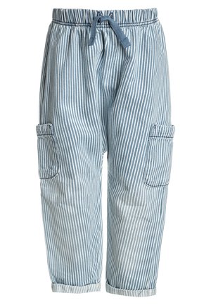 Pantalon à rayures verticales bleu et blanc avec taille élastique, cordon de serrage à l'avant, poches cargo sur les côtés et revers aux chevilles.