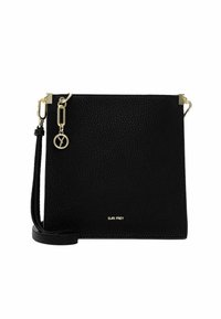 Borsa a mano in pelle nera con texture, hardware in tonalità oro, tracolla regolabile e dettaglio del logo nella parte inferiore. Design compatto e strutturato.