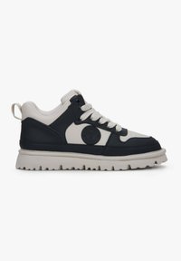 Sneakers w stylu mid-top w kolorze czarnym i kremowym, wykonane z syntetycznej skóry, z okrągłym noskiem i teksturowaną gumową podeszwą z akcentem logo.