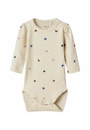 Beige geripptes Baby-Body mit langen Ärmeln und einem gewellten Ausschnitt. Mit kleinen Herzmustern in Pink, Blau und Braun. Druckknopfverschluss im Schritt.