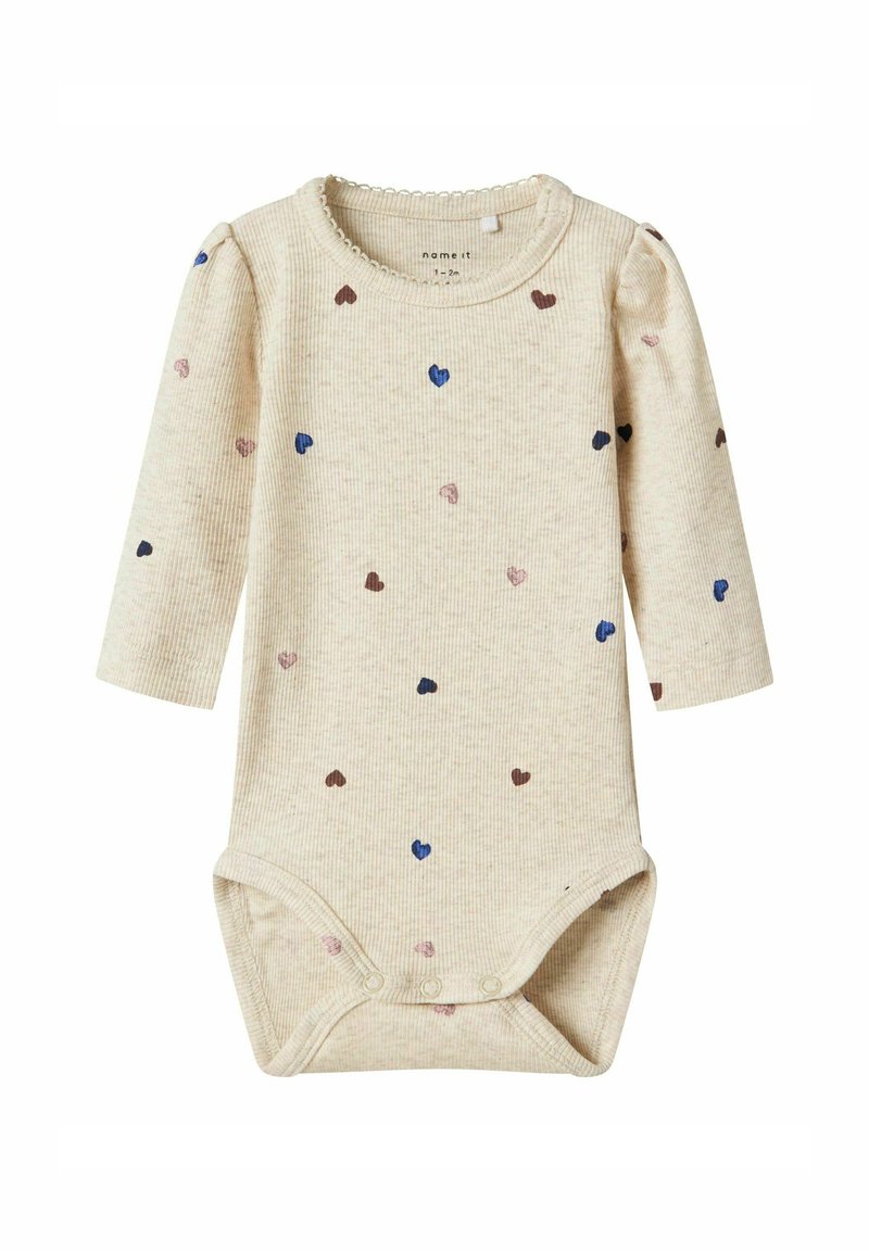 Beige geripptes Baby-Body mit langen Ärmeln und einem gewellten Ausschnitt. Mit kleinen Herzmustern in Pink, Blau und Braun. Druckknopfverschluss im Schritt.
