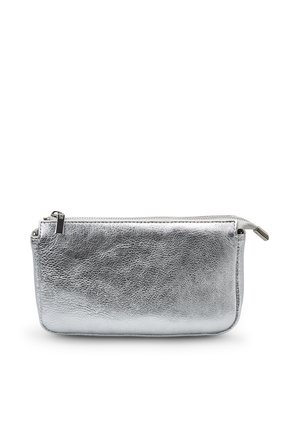 Compatta pochette argentata in pelle con superficie testurizzata, forma rettangolare e cursore della zip metallico.