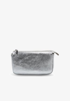 Borsetă compactă din piele argintie cu suprafață texturată, formă dreptunghiulară și fermoar metalic cu tab de tragere.