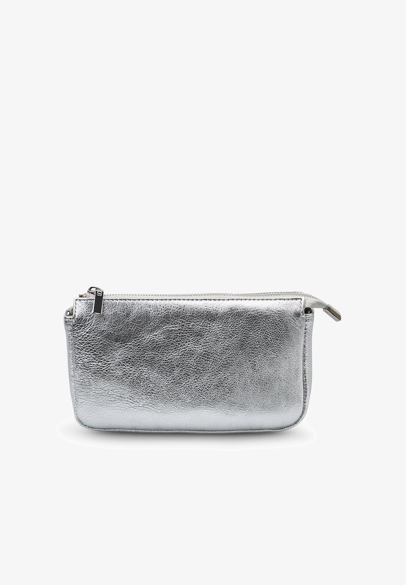 Kompakten srebrn usnjen etui z zadrgo, teksturirano površino, pravokotno obliko in kovinsko zadrgo.