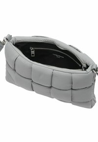 Clutch bag grigia imbottita con design intrecciato, dotata di chiusura con zip e rivestimento interno nero. Logo visibile all'interno.