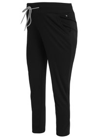 Zwarte joggingbroek van zachte stof, met een tailleband met trekkoord, zijzakken en een taps toelopende enkel. Gladde textuur, minimale details.