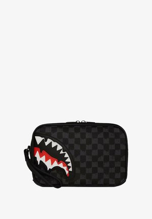 Borsa con stampa a quadri nera e design prominente di un dente di squalo in bianco e rosso. Presenta una chiusura con zip e una tracolla removibile.