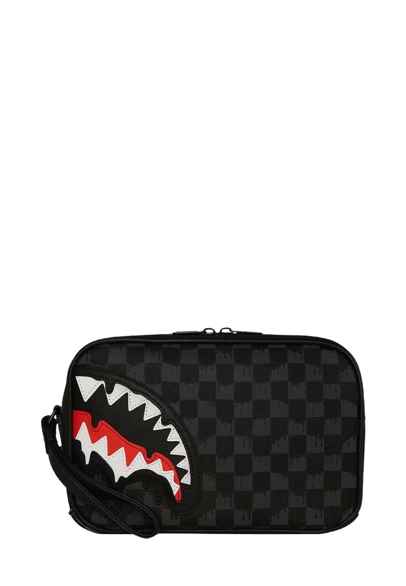 Bolso de estampado a cuadros negro con un diseño destacado de diente de tiburón en blanco y rojo. Cuenta con cierre de cremallera y una correa desmontable.