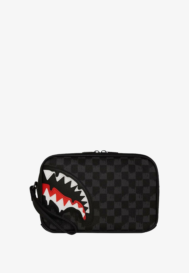 Bolso de estampado a cuadros negro con un diseño destacado de diente de tiburón en blanco y rojo. Cuenta con cierre de cremallera y una correa desmontable.