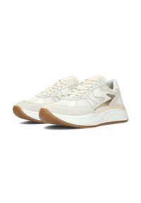 Witte sneakers van mesh en suede, met een chunky zool, textuur bovenkant en crèmekleurige accenten. Veters en metallic details aanwezig.
