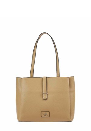 Tan leren tote tas met dubbele schouderbanden, voorriem met metalen gesp en een klein geperst logo-label onderaan in het midden.