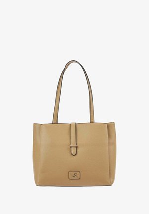 Tan leren tote tas met dubbele schouderbanden, voorriem met metalen gesp en een klein geperst logo-label onderaan in het midden.