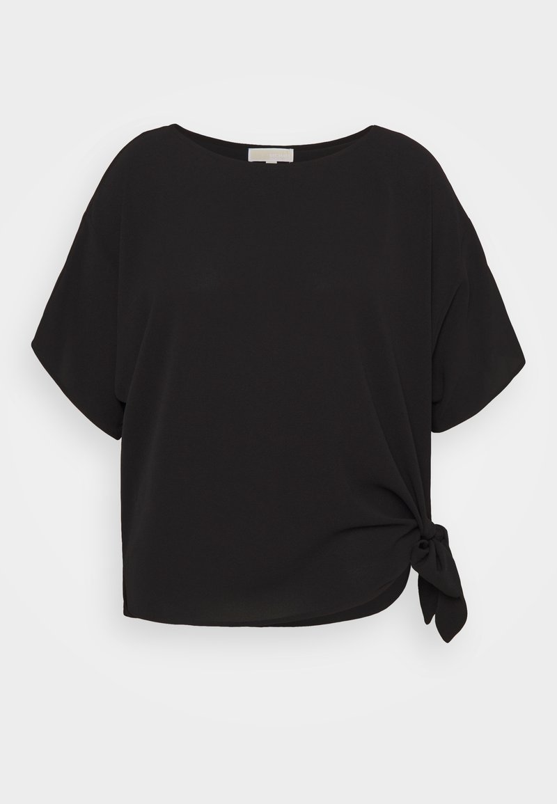 Blouse noire à manches courtes avec col rond et détail de nœud sur le côté, coupe ample et tissu lisse.