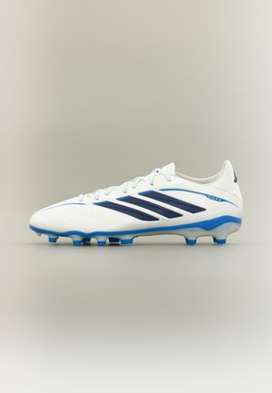 Λευκό και μπλε ποδοσφαιρικό παπούτσι Adidas Copa με μαύρες ρίγες, καρφιά στη σόλα και κλείσιμο με κορδόνι σε ουδέτερο φόντο.