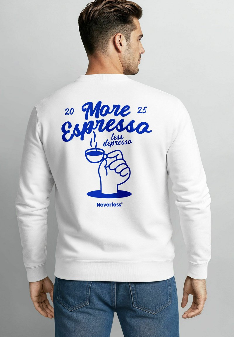 Weißes Sweatshirt mit blauem Grafiktext "Mehr Espresso weniger Depresso", einer Hand, die eine Kaffeetasse hält, und dem Markennamen "Neverless®".