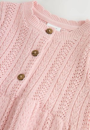 Ružový pletený kardigán s textúrovaným vzorom, so zúbkovaným výstrihom a tromi drevenými gombíkmi vpredu. Mäkkký, ľahký materiál.