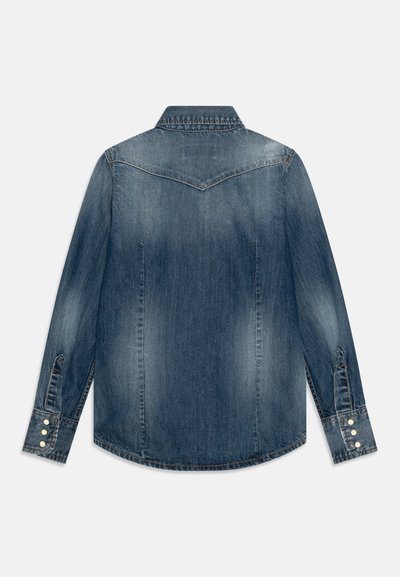 Camicia in denim, blu scuro, maniche lunghe, polsini con tre bottoni, colletto classico, design con yoke, texture sfumata, orlo curvo.