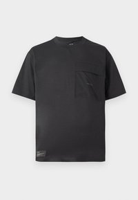 Sort kortærmet t-shirt med rund hals samt en frontlomme på venstre bryst og et lille mærke nær bunden.