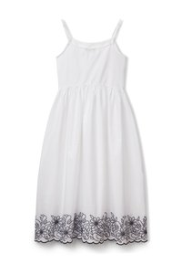 Weißes Baumwollkleid mit dünnen Trägern, gerafftem Taillenbereich und einem bestickten dunkelblauen Blumenmuster am Saum. Glatte Textur und A-Linie-Form.