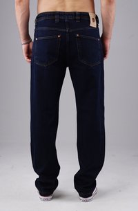 Dunkelblaue Denim-Jeans mit geradem Bein, ausgestattet mit Gesäßtaschen, einem Lederpatch am Bund und Kupferrivets.